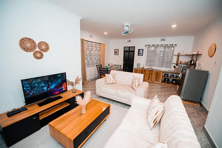 Lounge of the Kibo Family Suite with sofas, dining table and kitchenette